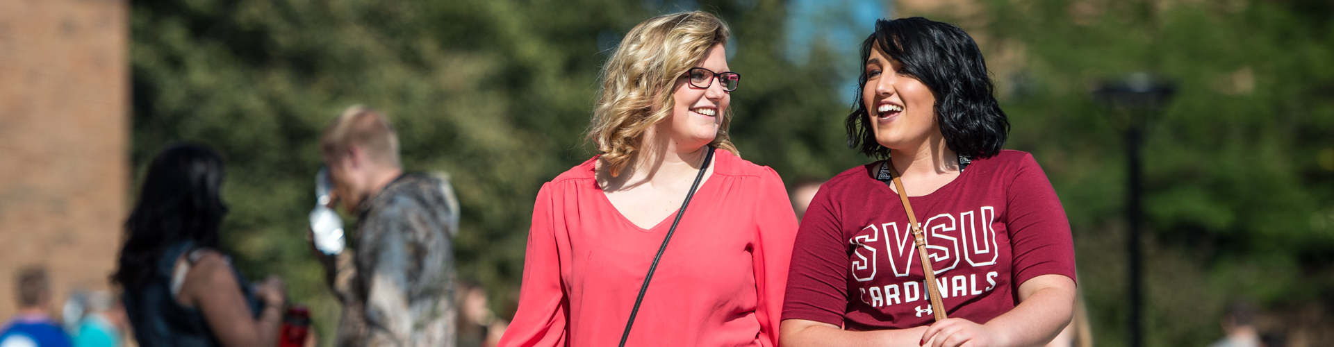  A pair of SVSU students walk together on campus